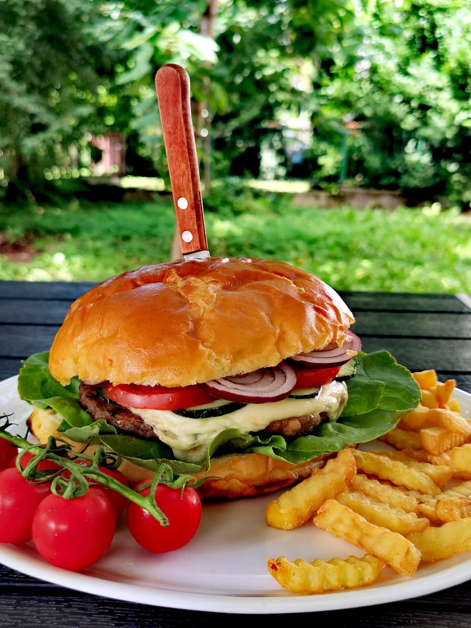 Burger Land kézműves hamburger – frissen sütött húspogácsa briós zsemlében, friss zöldségekkel és házi szószokkal – Blue Café Pizzéria, Zalaegerszeg