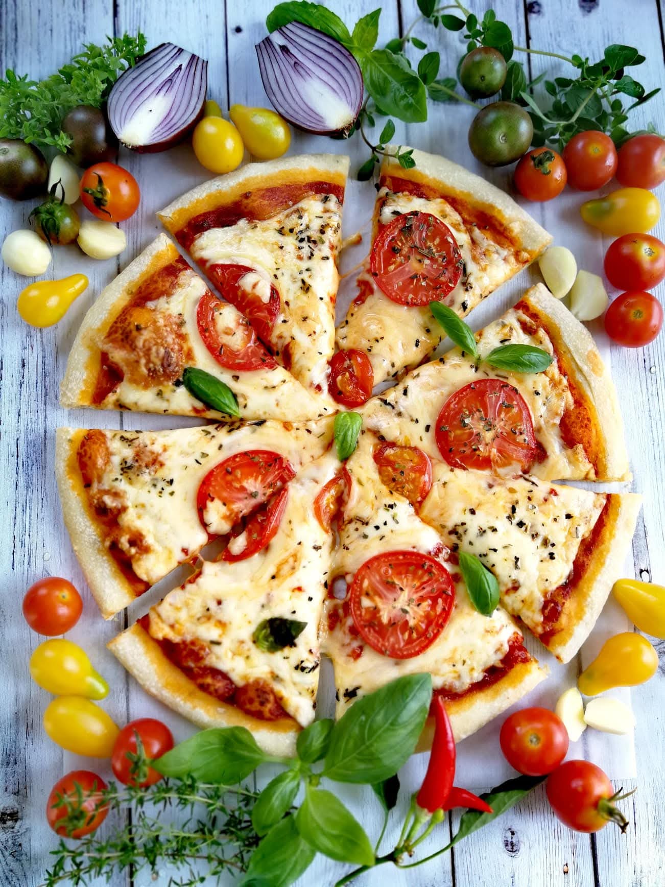 Frissen sütött vékonytésztás pizza kézzel nyújtott tésztával, friss paradicsomszósszal, mozzarellával és gondosan válogatott feltétekkel – Blue Café Pizzéria, Zalaegerszeg, Alsóerdei út 8.