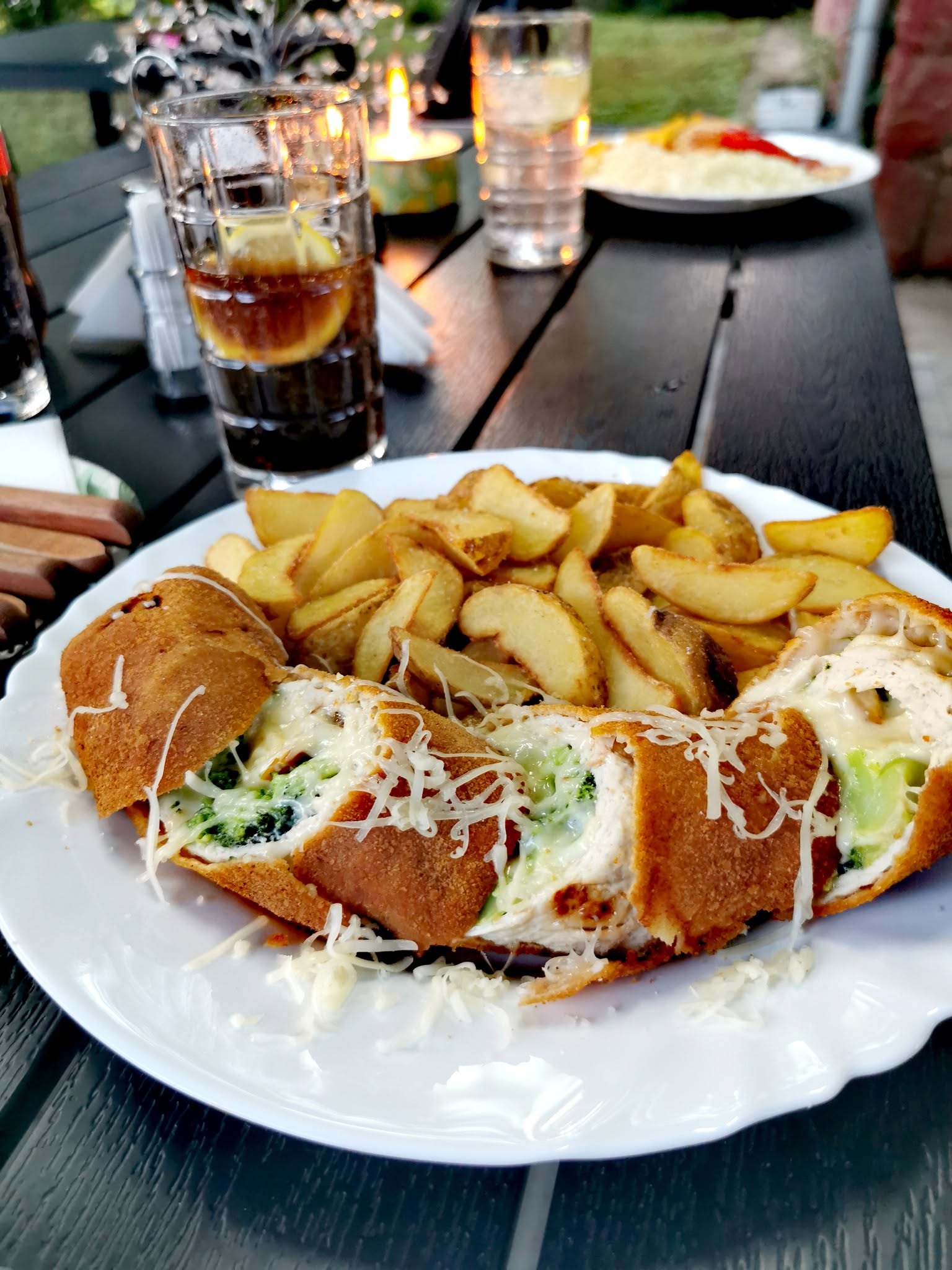Kék Ördög tematikus pizza – karakteres, merész ízvilág, különleges névvel ellátott pizzák mint a Lucifer, Pokol tüze és Sátánkacaj – Blue Café Pizzéria, Zalaegerszeg